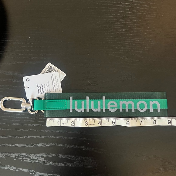 Lululemon never lost keychain wordmark legacy green/cascadia green/ white - Picture 3 of 5